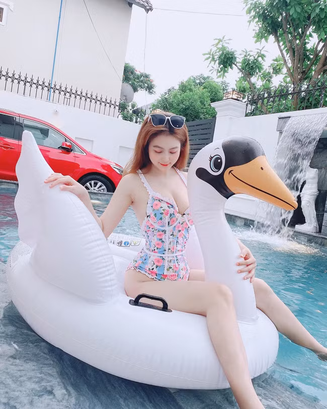 Nam Trân hiện tại không theo nghề giảng dạy nhưng vẫn mang danh "cô giáo tiểu học gợi cảm".