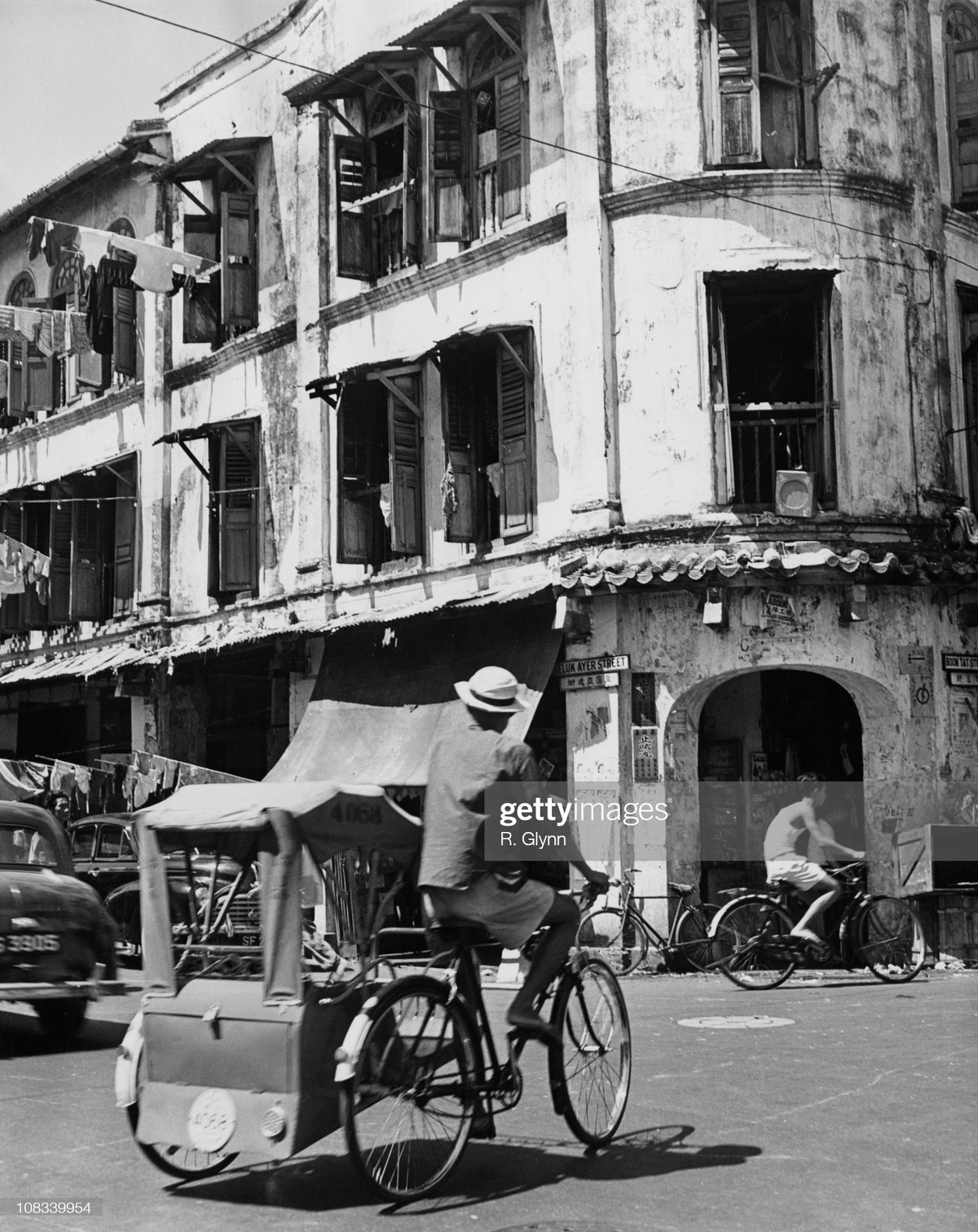 Một chiếc xe kéo ở góc phố Telok Ayer - Boon Tat, Singapore tháng 11/1960.