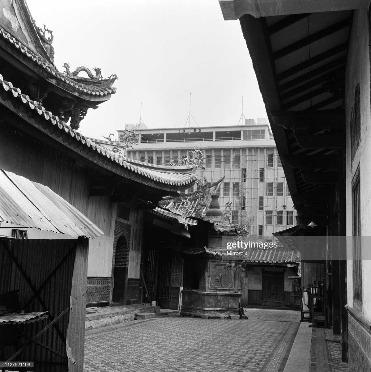 Trong sân một ngôi chùa ở khu phố Tàu, 1962.