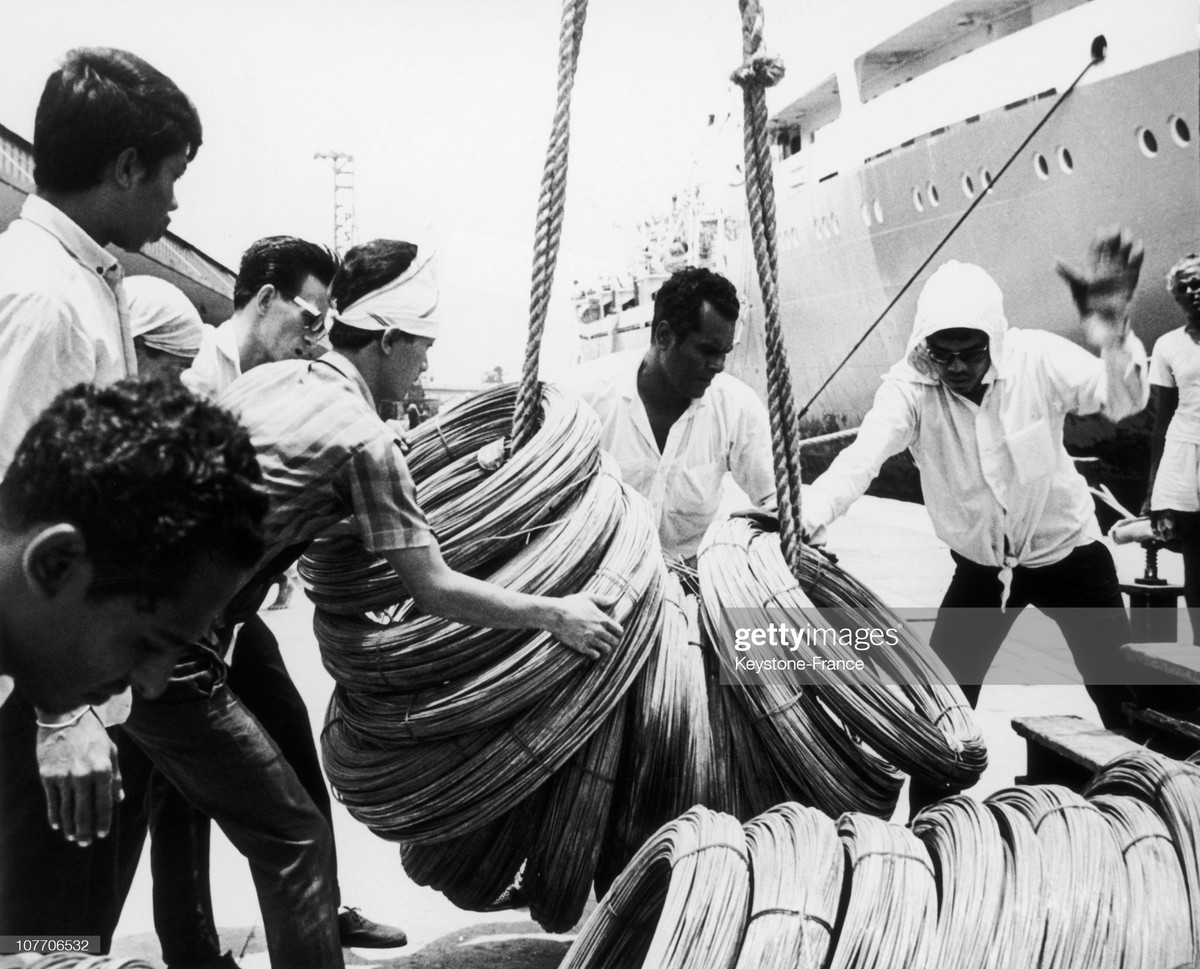 Bốc dỡ hàng hóa tại cảng Singapore, tháng 4/1967.