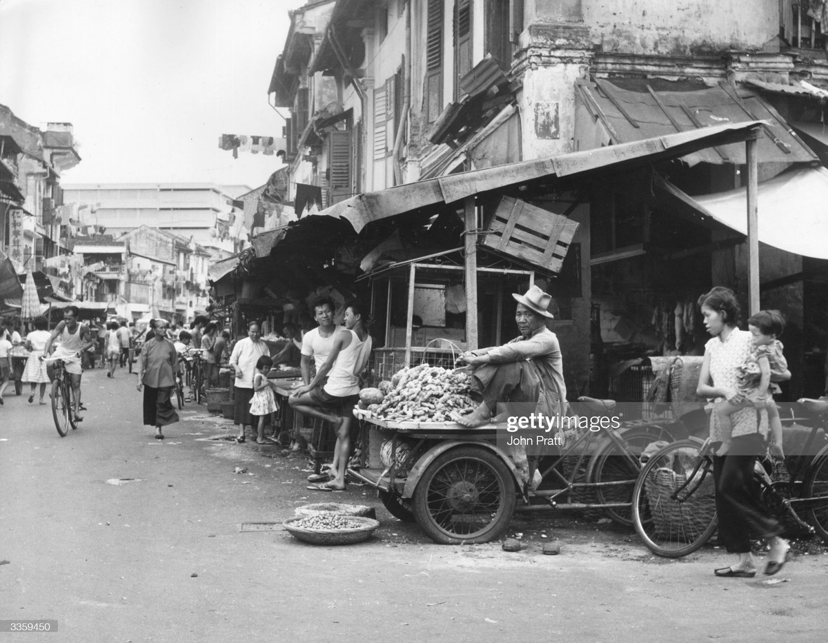 Một con phố nhộn nhịp ở Singapore năm 1962.