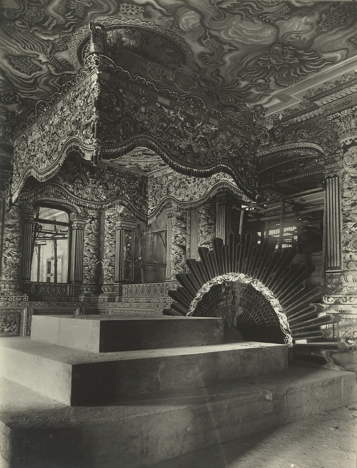 Bức ảnh này chụp lúc vầng mặt trời đã hoàn thiện, nhưng mộ phần vua có ba tầng vẫn để trống.