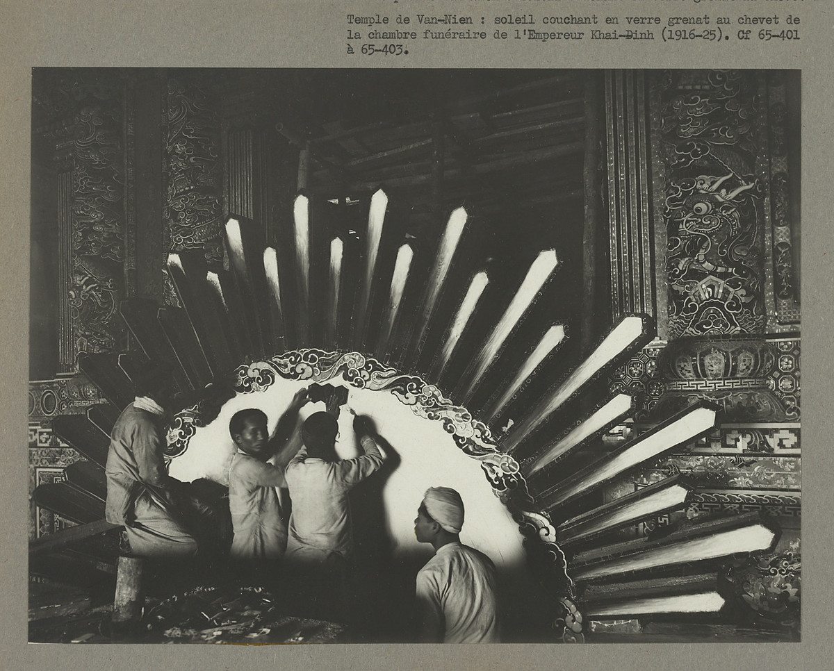 Các nghệ nhân dùng đá garnet (loại đá quý màu đỏ thẫm) để tạo hình vầng mặt trời lặn phía sau mộ phần vua Khải Định.