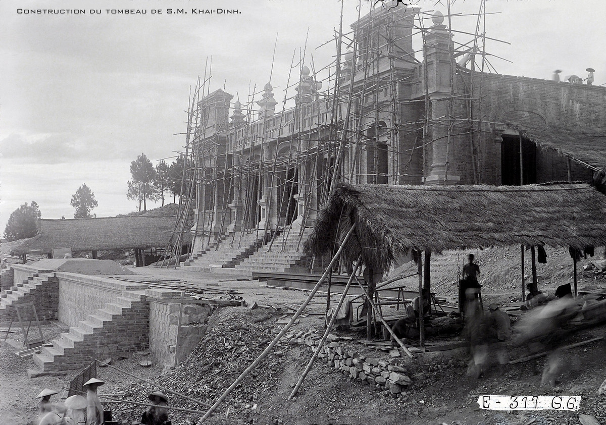 Khung cảnh ở công trường xây dựng cung Thiên Định, công trình trung tâm của lăng Khải Định.