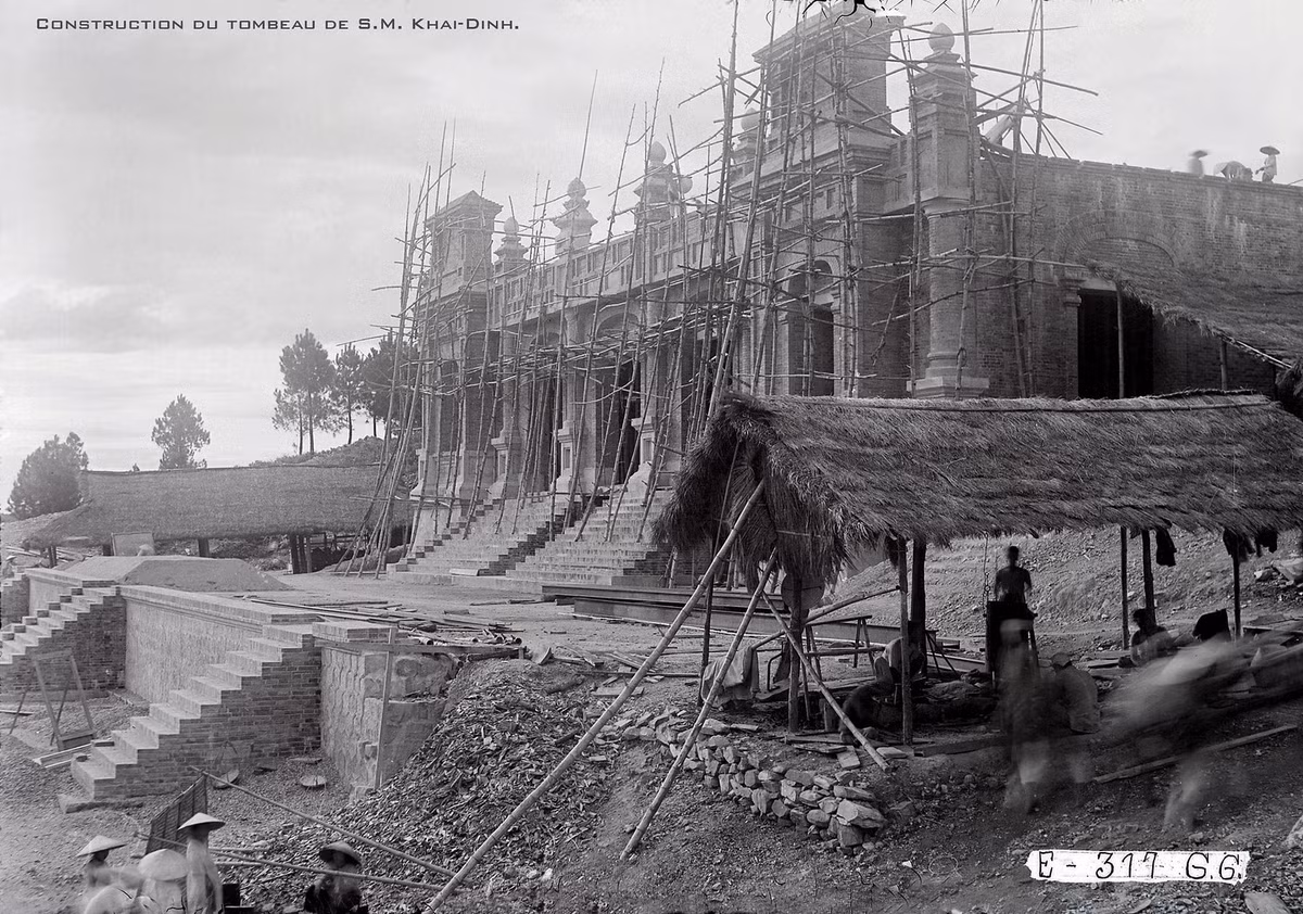 Khung cảnh ở công trường xây dựng cung Thiên Định, công trình trung tâm của lăng Khải Định.