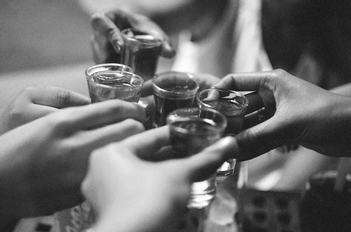 Trên bình diện rộng, “chén tạc, chén thù” được dùng để chỉ sự ăn uống nhậu nhẹt nói chung, và ngày nay nghĩa này được sử dụng nhiều hơn.