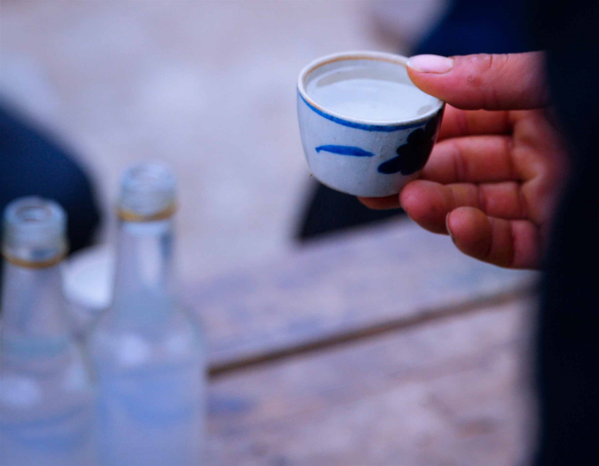 Uống xong, khách lại tự tay rót chén rượu nâng lên mời chủ để đáp lại tấm lòng của chủ nhà. Chén rượu do khách rót nâng lên mời chủ ấy được là “chén tạc”.