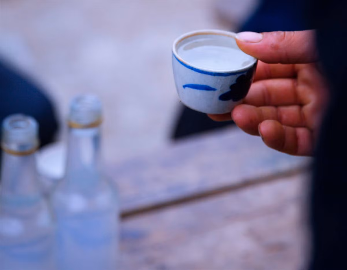 Uống xong, khách lại tự tay rót chén rượu nâng lên mời chủ để đáp lại tấm lòng của chủ nhà. Chén rượu do khách rót nâng lên mời chủ ấy được là “chén tạc”.