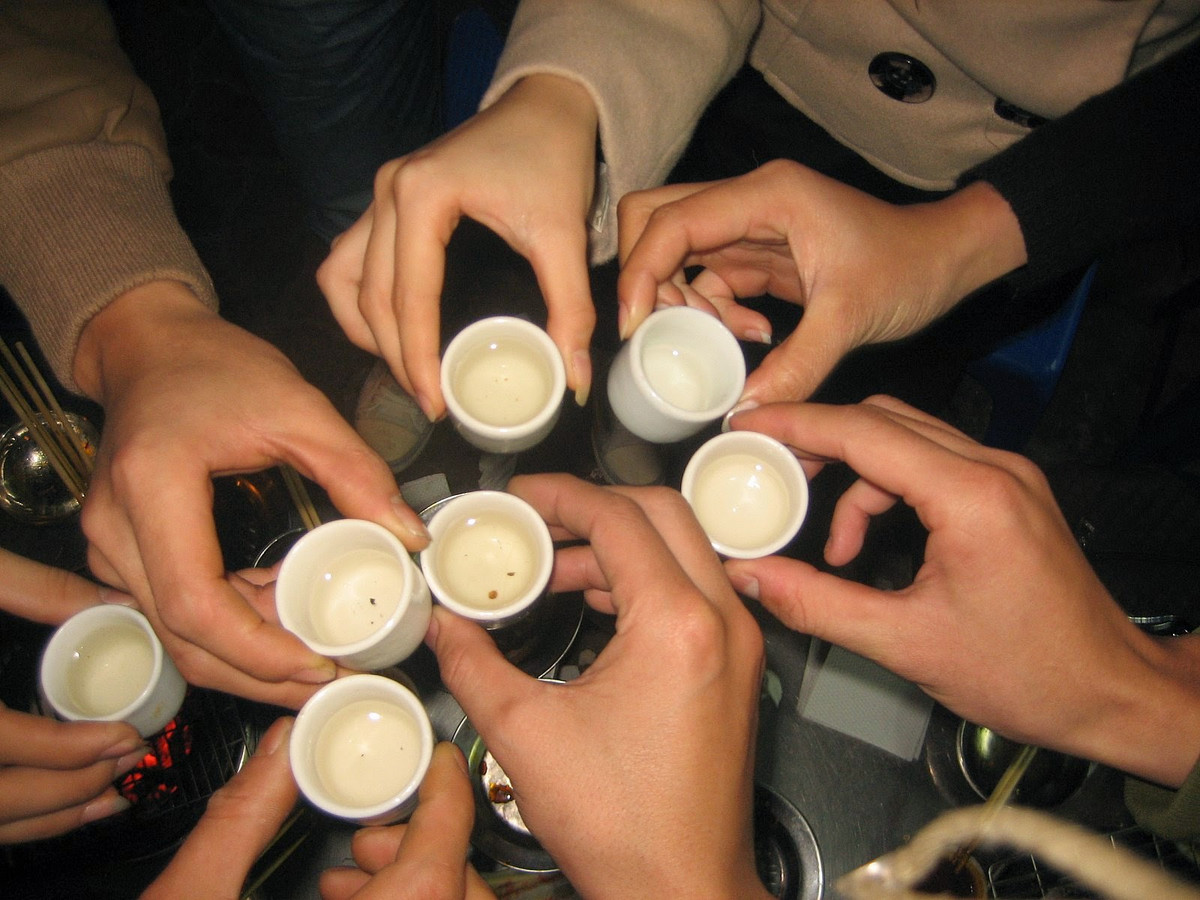 Ngoài ra, trong một số hoàn cảnh, thành ngữ “chén tạc chén thù” được dùng để nói về lối sống cánh hẩu, thích bè cánh, có đi có lại giữa những đối tượng tham lam, vụ lợi.