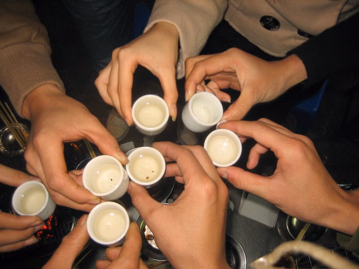 Ngoài ra, trong một số hoàn cảnh, thành ngữ “chén tạc chén thù” được dùng để nói về lối sống cánh hẩu, thích bè cánh, có đi có lại giữa những đối tượng tham lam, vụ lợi.