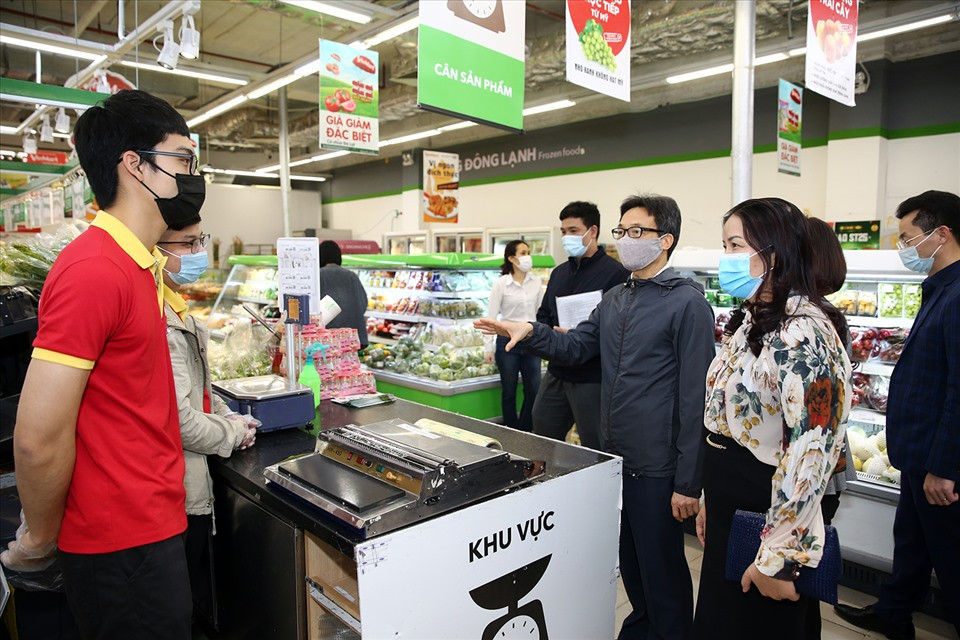 Các nhân viên bán hàng tại đây cho biết lượng khách hàng đi mua sắm vẫn như bình thường.