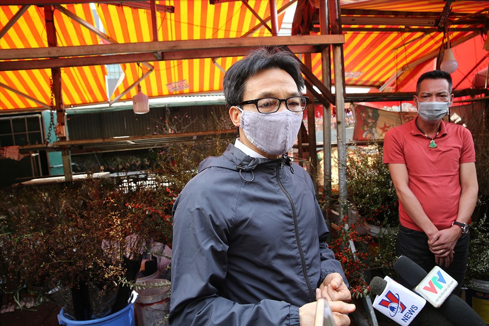 Phó Thủ tướng Vũ Đức Đam: Phải quyết tâm không có dịch bùng phát ở Hà Nội hay TPHCM, vì nếu có dịch, không chỉ bà con tiểu thương sẽ thất thu, sẽ ế hàng, mà đằng sau đó là hàng trăm nghìn, thậm chí hàng triệu hộ nông dân trồng hoa, sản xuất nông sản, thực phẩm, đồ dùng phục vụ dịp Tết sẽ rơi vào hoàn cảnh khó khăn. Chúng ta phải giữ an toàn bằng được để bà con đón Tết yên vui, không chỉ về mặt tinh thần, theo truyền thống mà còn có thêm thu nhập cho bà con có hoàn cảnh khó khăn. Sau khi thị sát chợ hoa tết Quảng Bá, Phó Thủ tướng đã đến thăm Trung tâm thương mại SYRENA, số 51 đường Xuân Diệu, Tây Hồ, Hà Nội.