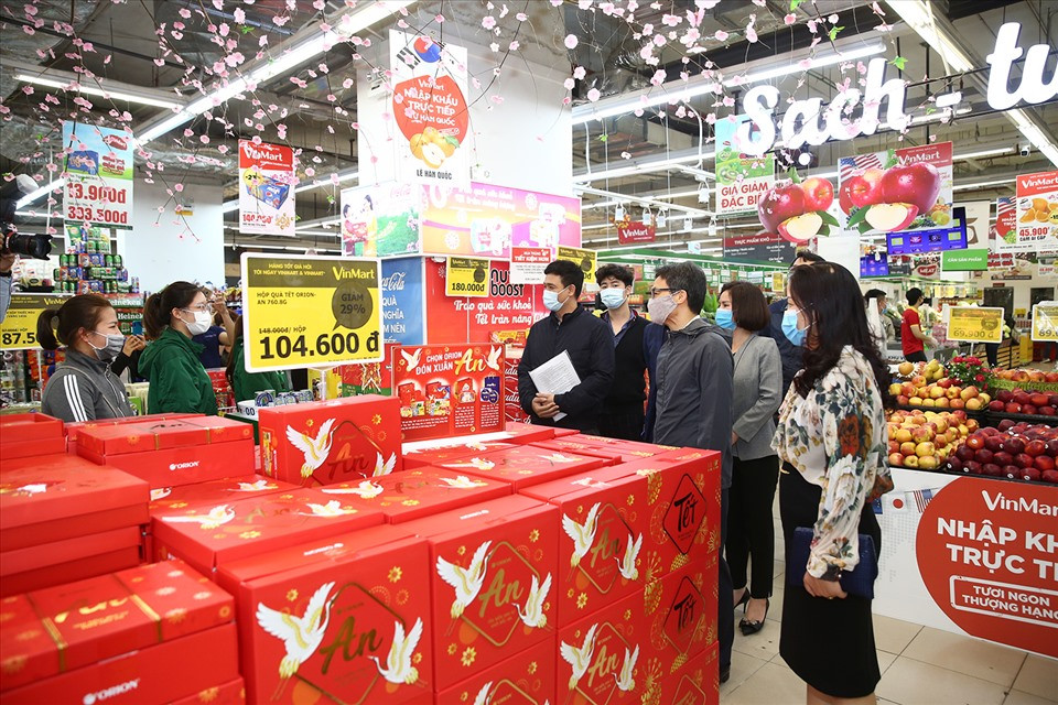 Phó Thủ tướng Vũ Đức Đam mong muốn mọi người dân ở Hà Nội và trên toàn quốc đều chấp hành nghiêm túc, đầy đủ các quy định phòng chống dịch. Nếu các chợ, trung tâm thương mại, nhà máy, siêu thị đều chấp hành nghiêm thì chúng ta không sợ COVID-19.