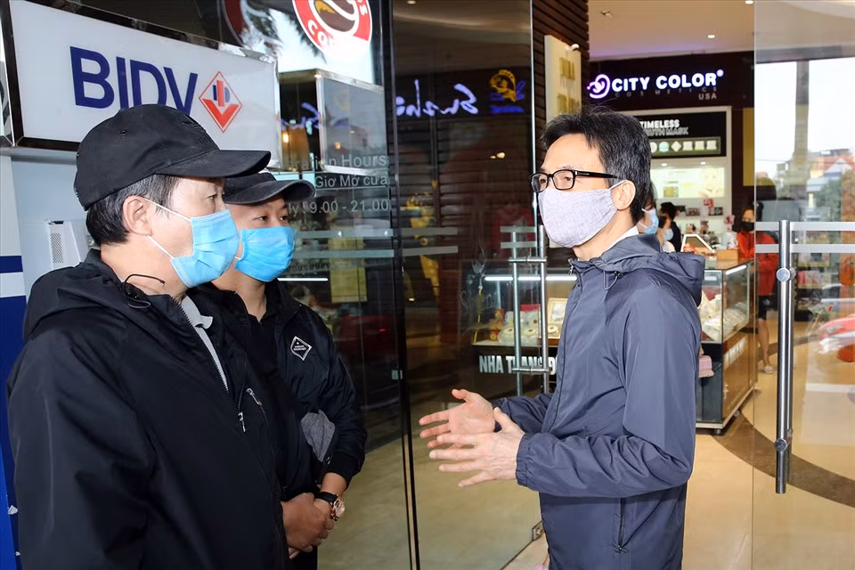 Phó Thủ tướng trò chuyện với lực lượng bảo vệ bên ngoài Trung tâm thương mại và đề nghị phải thực hiện nghiêm quy định phòng chống dịch từ đo nhiệt độ, khẩu trang, sát khuẩn… cho khách hàng trước khi vào mua sắm.