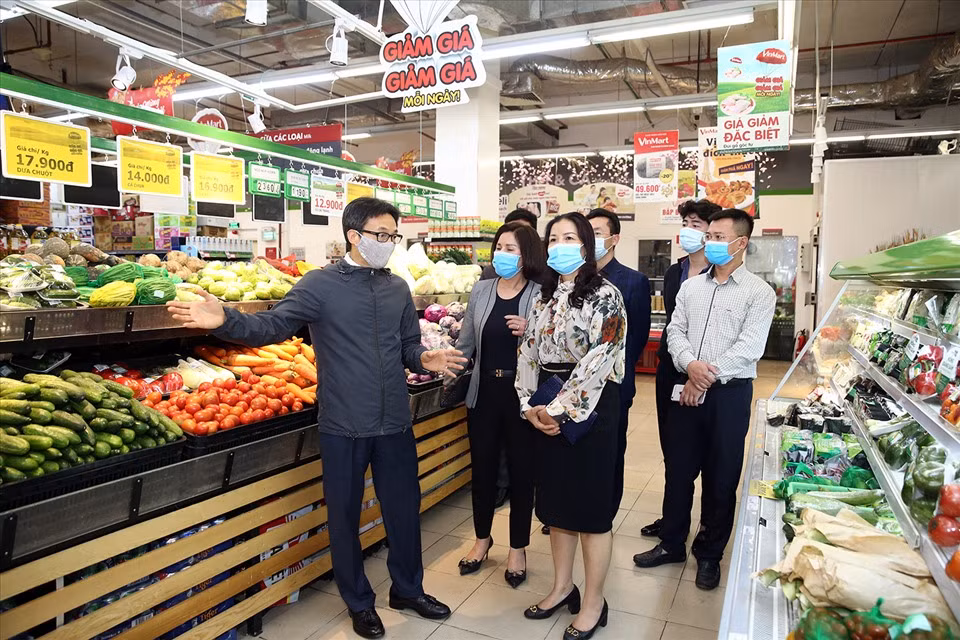 Phó Thủ tướng nhắc lãnh đạo Sở Công Thương Hà Nội phải hướng dẫn, yêu cầu tất cả các chợ, siêu thị, nhà máy thực hiện đầy đủ biện pháp phòng chống dịch, tự đánh giá định kỳ, cập nhật lên bản đồ chống dịch (antoancovid.vn) và có kiểm tra đột xuất, nơi nào không đạt phải cho dừng hoạt động.