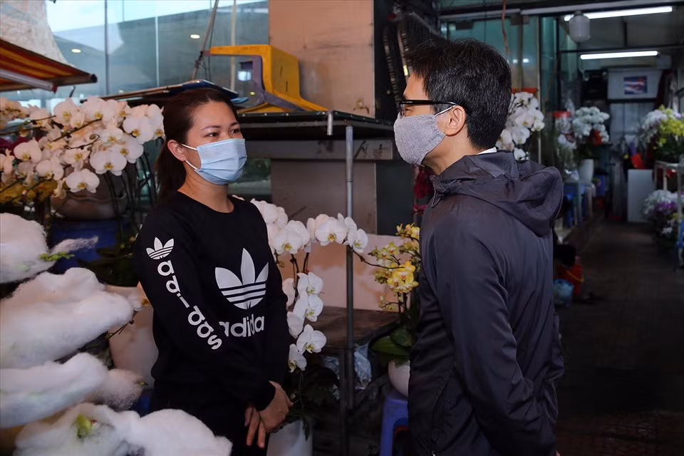 Phó Thủ tướng hỏi thăm cụ thể việc tuân thủ các quy định phòng chống dịch của tiều thương và người đến mua, đặc biệt là việc đeo khẩu trang. Nhiều tiểu thương cho biết Ban Quản lý chợ thường xuyên kiểm tra, nhắc nhở thực hiện nghiêm túc việc đeo khẩu trang, sát khuẩn không chỉ người bán mà cả người mua.
