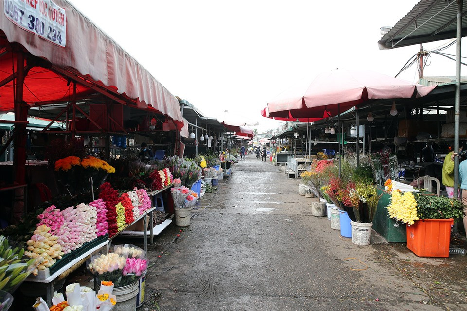 Bị ảnh hưởng bởi dịch bệnh nên các tiểu thương đều nhận thức rõ việc tuân thủ biện pháp phòng chống dịch còn giúp bà con duy trì buôn bán, hỗ trợ tiêu thụ hàng hóa cho hàng nghìn nông dân các vùng hoa ở Từ Liêm, Mê Linh hay từ Đà Lạt.