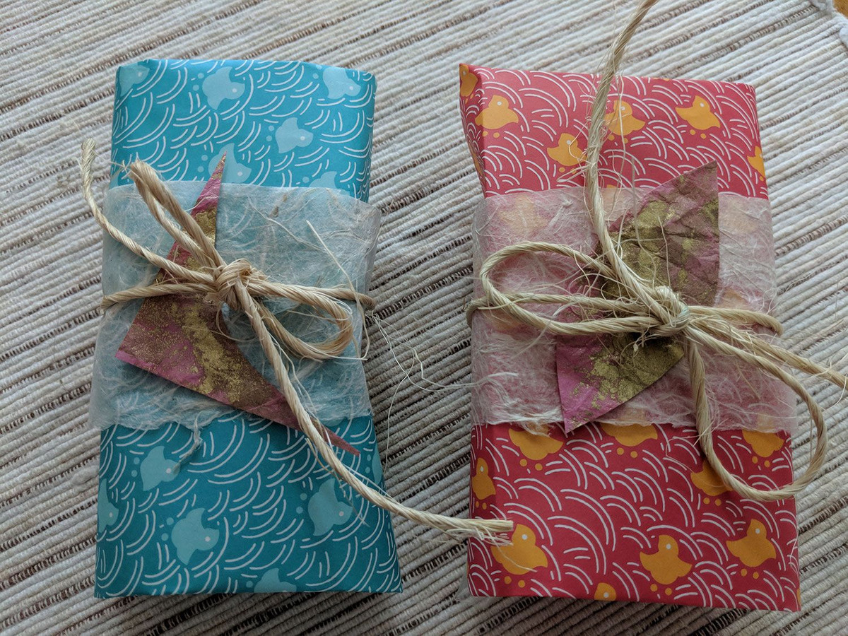 Do không bị bở khi thấm nước, giấy washi là một loại giấy bồi đặc biệt tốt. Với khả năng chịu đựng sự uốn gấp, nhăn nhúm, và rách nát, loại giấy này cũng được dùng như vải vóc, có thể bọc sách hay hộp đồ.