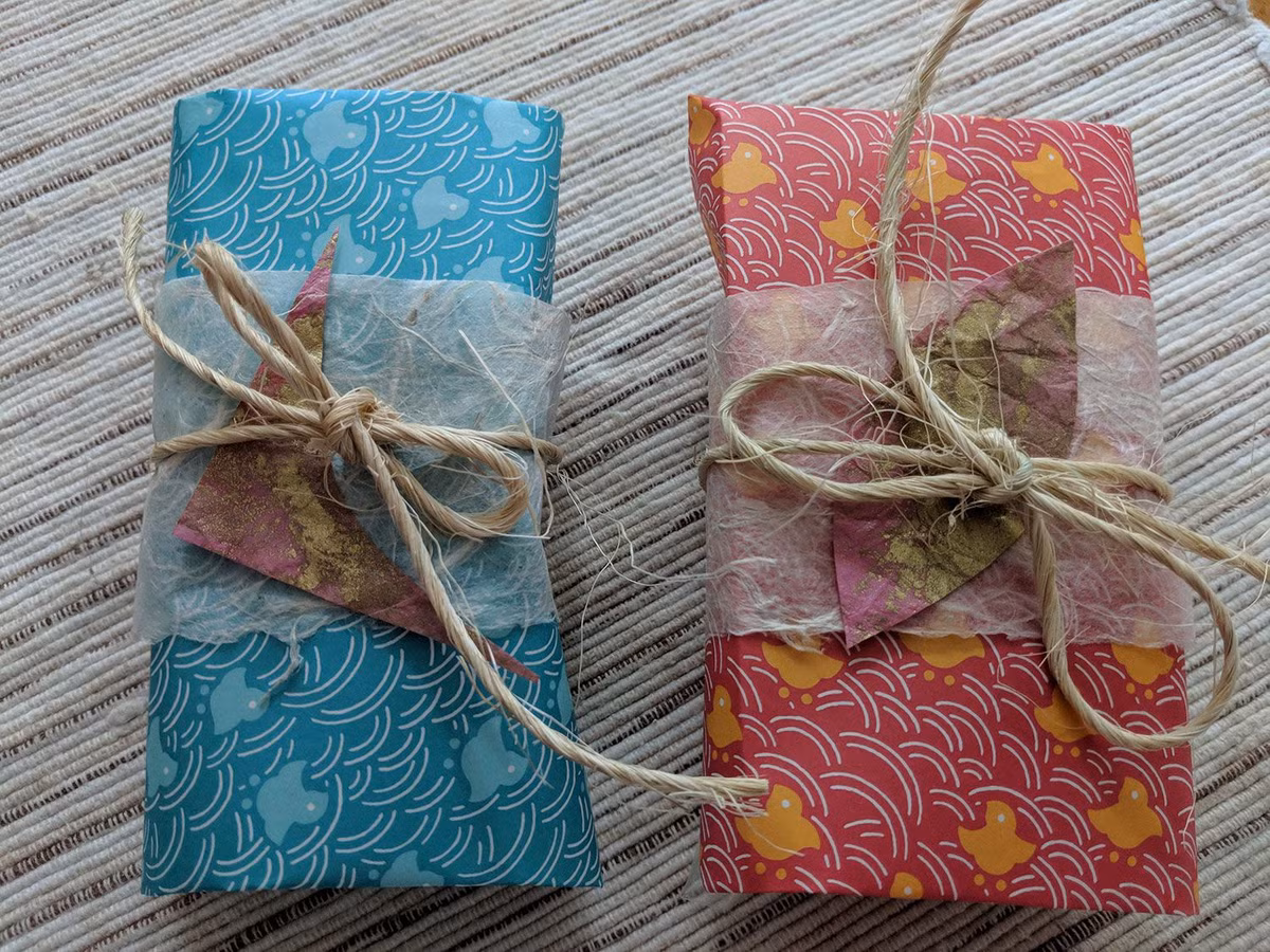 Do không bị bở khi thấm nước, giấy washi là một loại giấy bồi đặc biệt tốt. Với khả năng chịu đựng sự uốn gấp, nhăn nhúm, và rách nát, loại giấy này cũng được dùng như vải vóc, có thể bọc sách hay hộp đồ.