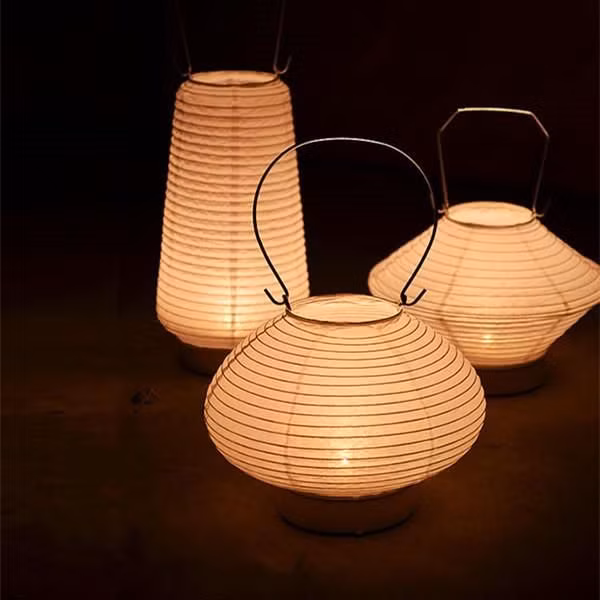 Cùng một độ mỏng nhưng các tờ giấy washi nhẹ hơn nhiều so với các loại giấy khác. Do có những sợi gỗ mờ, loại giấy truyền thống này tạo nên hiệu ứng mà ảo độc đáo khi ánh sáng chiếu qua nên cũng được dùng làm màn che, chụp đèn và cả các loại cửa chớp hay rèm.