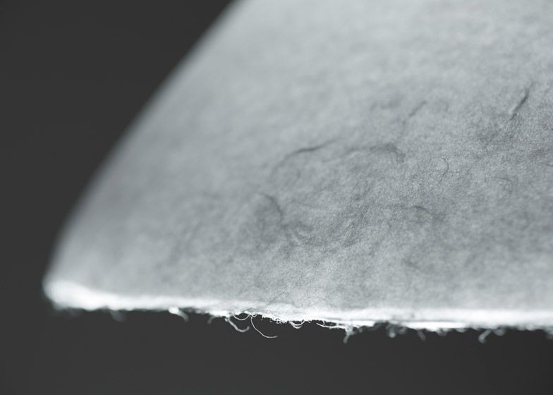 Giấy washi được làm từ vỏ của một trong của ba loại cây bản địa Nhật Bản là cây kozo (dâu tằm), mitsumata và gampi, theo phương pháp thủ công mang tính bí truyền. Sử dụng kỹ thuật kéo căng sợi gỗ, giấy washi có đặc tính vừa mềm mại vừa dẻo dai.