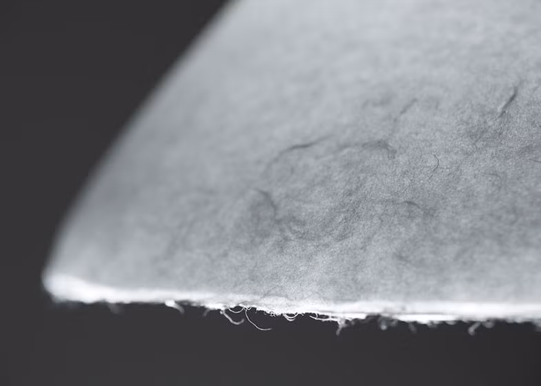 Giấy washi được làm từ vỏ của một trong của ba loại cây bản địa Nhật Bản là cây kozo (dâu tằm), mitsumata và gampi, theo phương pháp thủ công mang tính bí truyền. Sử dụng kỹ thuật kéo căng sợi gỗ, giấy washi có đặc tính vừa mềm mại vừa dẻo dai.