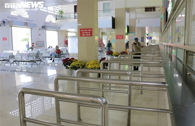 Phía trong bên trong bến xe Giáp Bát chỉ có lác đác vài khách ngồi chờ xe.