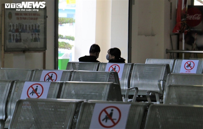 Một nhân viên ở bến xe Giáp Bát cho hay: "Năm nay do ảnh hưởng của dịch COVID-19 nên lượng khách vắng hẳn so với mọi năm. Mọi người sợ dịch bệnh nên cũng chủ động đi xe máy hoặc phương tiện cá nhân về quê."