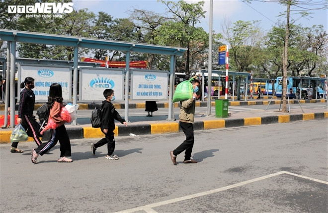 "Chưa bao giờ tôi thấy bến xe vắng vẻ, đìu hiu như năm nay. Mọi năm, gia đình tôi phải ra bến trước vài tiếng đồng hồ để chen chân bắt xe nhưng năm nay mọi người không về quê nên xe nào cũng thấy vắng khách", hành khách quê Nam Định chia sẻ.