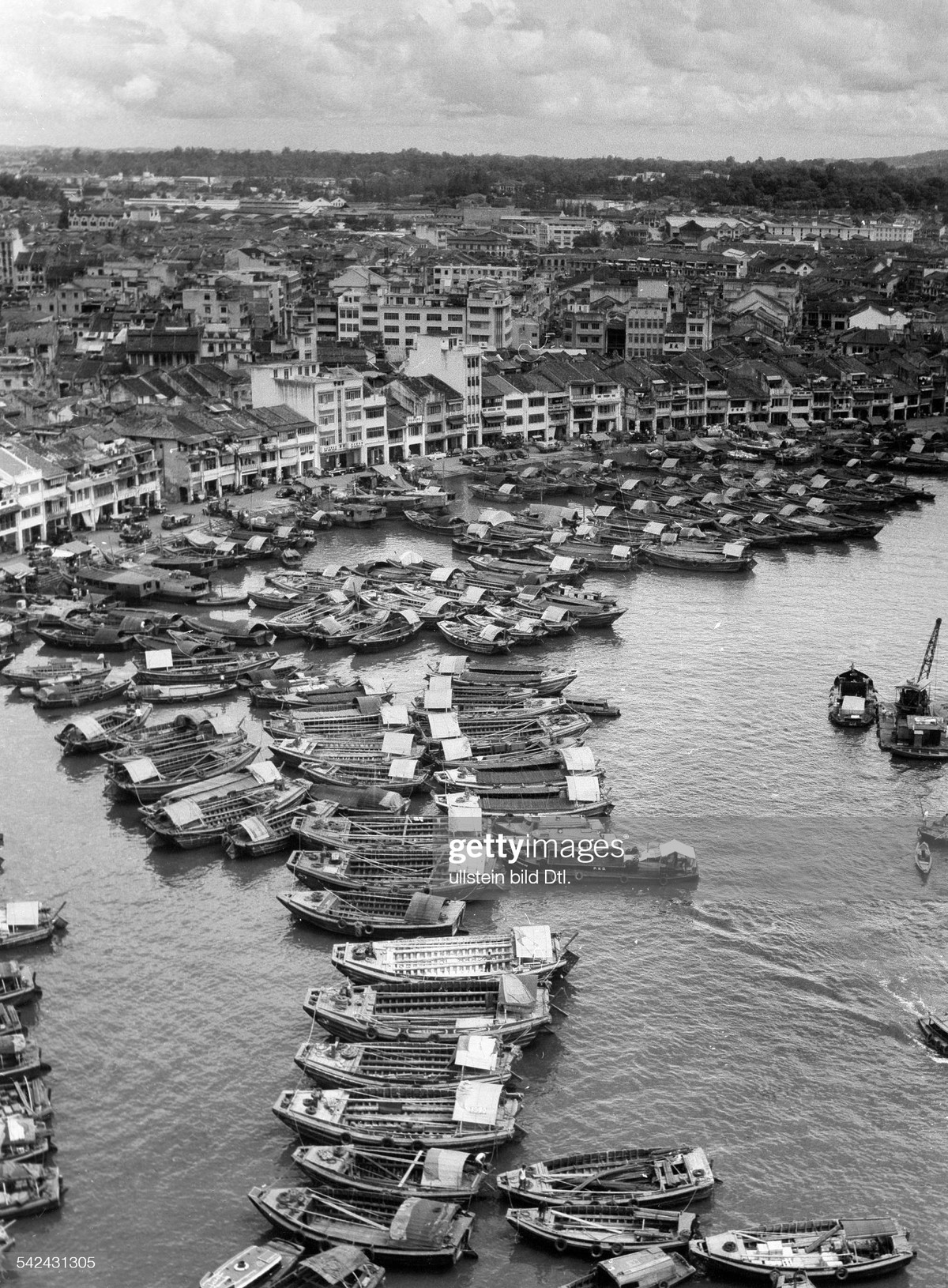 Những con thuyền thô sơ chen chúc nhau trên sông Singapore, khoảng năm 1960.