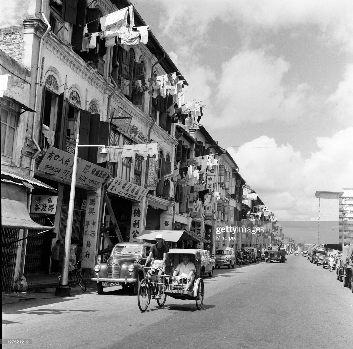Khung cảnh ở phố Upper Hokien trong khu phố Tàu, nơi sinh sống tập trung của người Hoa ở Singapore, ngày 6/2/1962. Bảng hiệu tiếng Hoa, những ngôi nhà ba tầng san sát, sào phơi quần áo chìa ra từ các cửa sổ... là hình ảnh đặc trưng về khu vực này.