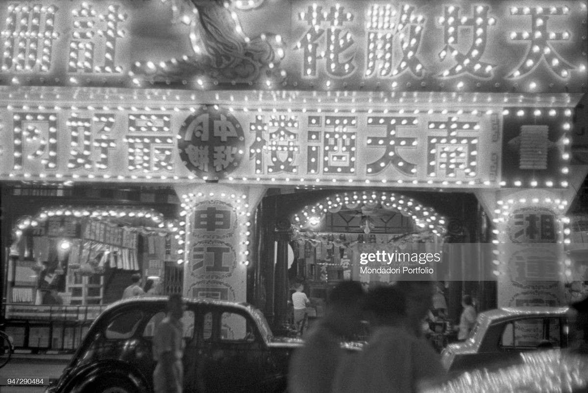 Bảng hiệu neon rực rỡ của một câu lạc bộ ở Singapore, 1962.