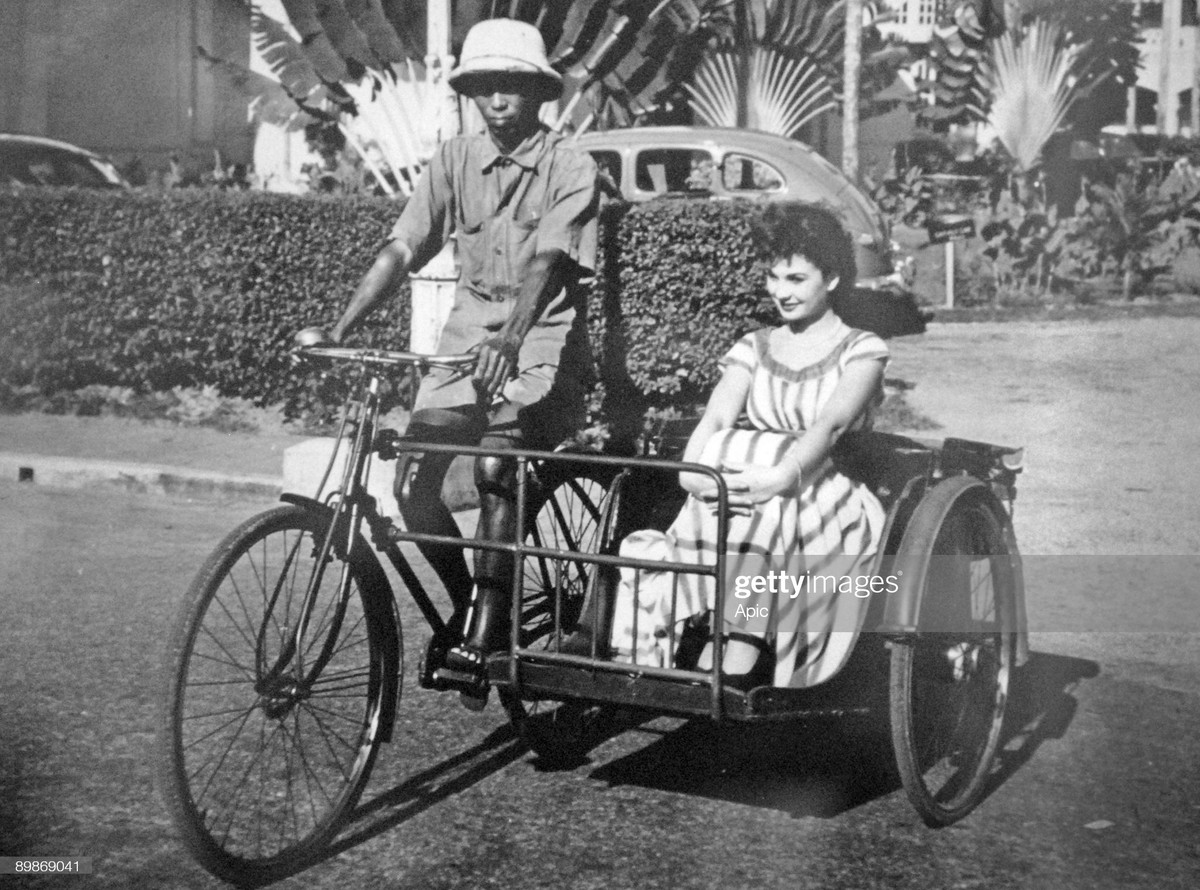 Nữ diễn viên - ca sĩ người Anh Jean Simmons (1929-2010) ngồi trên xích lô trước khách sạn Raffles ở Singapore, tháng 3/1960.