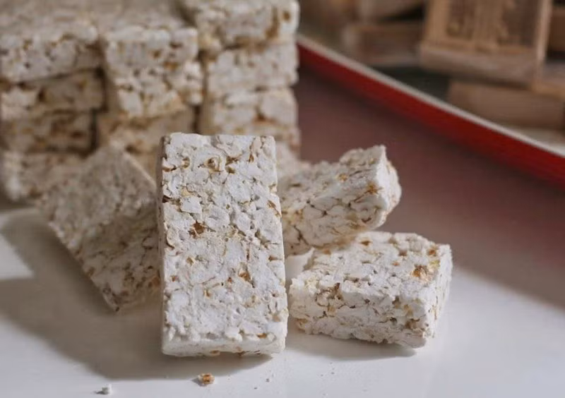 Vào ngày cuối năm, người dân Bình Thuận sẽ làm món hộc cốm nổ từ nếp rang được trộn cùng với nước đường đun đặc, ép thành bánh để làm quà ăn Tết.