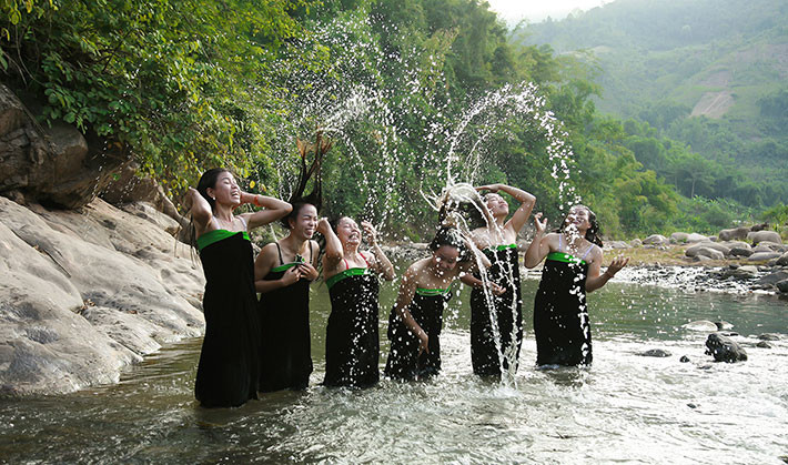 Vào ngày cuối năm, người Thái Trắng ở các tỉnh miền núi phía Bắc sẽ gội đầu thật sạch ở ngoài sông để bỏ hết những điều không tốt của năm cũ. Theo tập quán, nữ gội đầu bằng nước vo gạo nếp, nam gội đầu bằng nước bồ kết. Ảnh: Điện Biên Phủ Online.