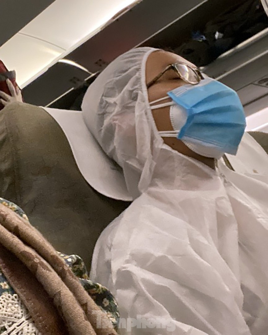 Phía trong máy bay, hành khách bắt buộc bịt khẩu trang phòng dịch trên suốt hành trình.