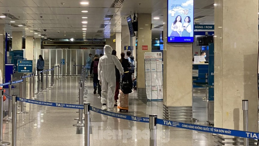 Về mặt logic, BN 1979 không phải ca đầu tiên, chúng tôi đang điều tra tìm hiểu rõ. Trong sáng nay, khi họp với Sở Y tế, HCDC, Bộ Y tế đánh giá cao nỗ lực của TPHCM, đặc biệt các đội nhóm truy vết, phản ứng nhanh của HCDC và các quận huyện. Chúng ta càng làm nhanh càng đuổi được dấu vết của virus. Phải tăng cường công tác phát hiện, khoanh vùng, dập dịch cách ly càng sớm càng tốt” – ông Nguyễn Trường Sơn nói.