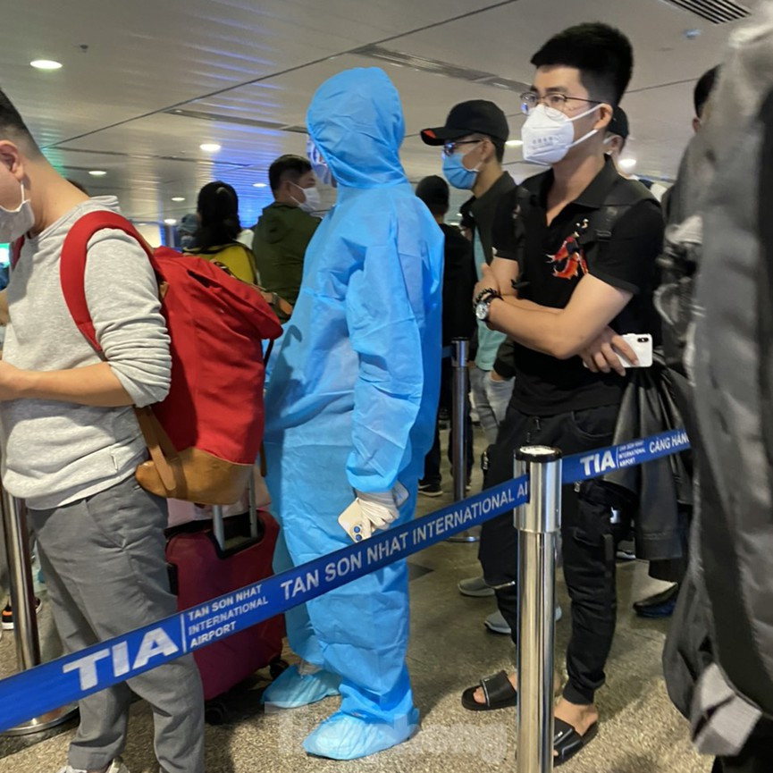 Chiều ngày hôm qua (9/2), tại cuộc họp với Ban Chỉ đạo phòng chống dịch TPHCM, Thứ trưởng Bộ Y tế Nguyễn Trường Sơn, Tổ thường trực đặc biệt chống COVID-19 tại TPHCM của Bộ Y tế cho biết, các ca bệnh ban đầu được ghi nhận tại khu vực sân bay Tân Sơn Nhất. Lúc đầu tưởng đơn giản nhưng nảy sinh tình huống rất bất ngờ là F1 âm tính nhưng 15 ca F2 lại dương tính.