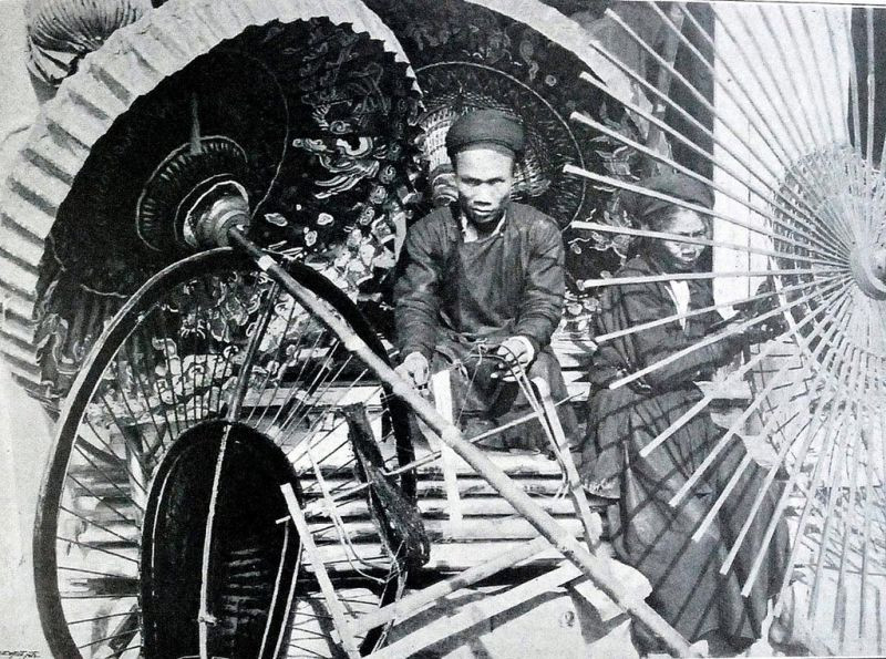 Về nguồn gốc lịch sử, cái lọng du nhập vào Việt Nam từ Trung Hoa. Theo sử sách, ông tổ nghề làm lọng ở Việt Nam là Lê Quang Hành, sống vào thời Lê – Mạc. Để làm ra một chiếc lọng hoàn chỉnh phải mất nhiều ngày, qua nhiều công đoạn cầu kỳ.