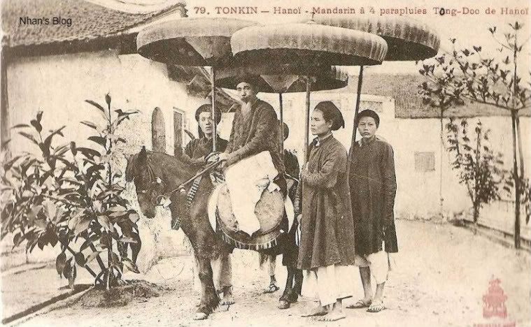 Cụ thể, khi đi công cán thì vua đi bốn lọng vàng, hoàng tử đi bốn lọng đỏ hay tía, các quan từ tuần phủ, đề phủ trở lên được đi bốn lọng xanh… Mỗi cây lọng còn có chất liệu và được trang trí khác nhau tùy theo mỗi chức quan.