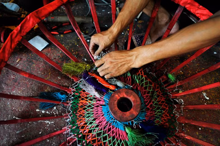 Sau nhiều thăng trầm lịch sử, nghề làm lọng vẫn được duy trì cho đến nay. Những chiếc lọng thời hiện đại chủ yếu được dùng cho mục đích nghi lễ, làm đồ thờ tự trong đền chùa chứ không còn được dùng để che mưa nắng như thời xưa nữa... Ảnh: VOV.