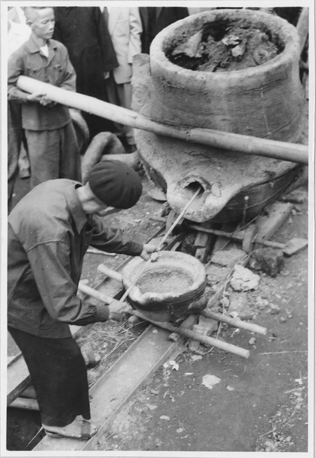 Đồng nóng chảy được rót từ lò vào cái chậu làm bằng đất nung rất dày.