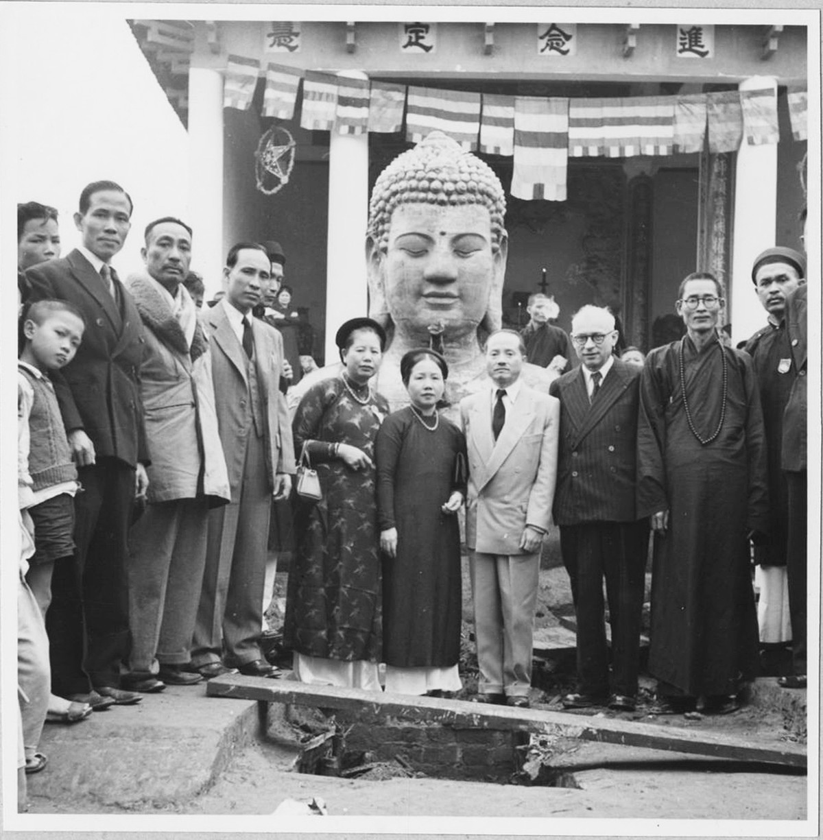 Việc đúc tượng Phật đã thành công tốt đẹp. Sư trụ trì, các chức sắc thành phố và đại diện quân đội Pháp chụp ảnh lưu niệm bên bức tượng.