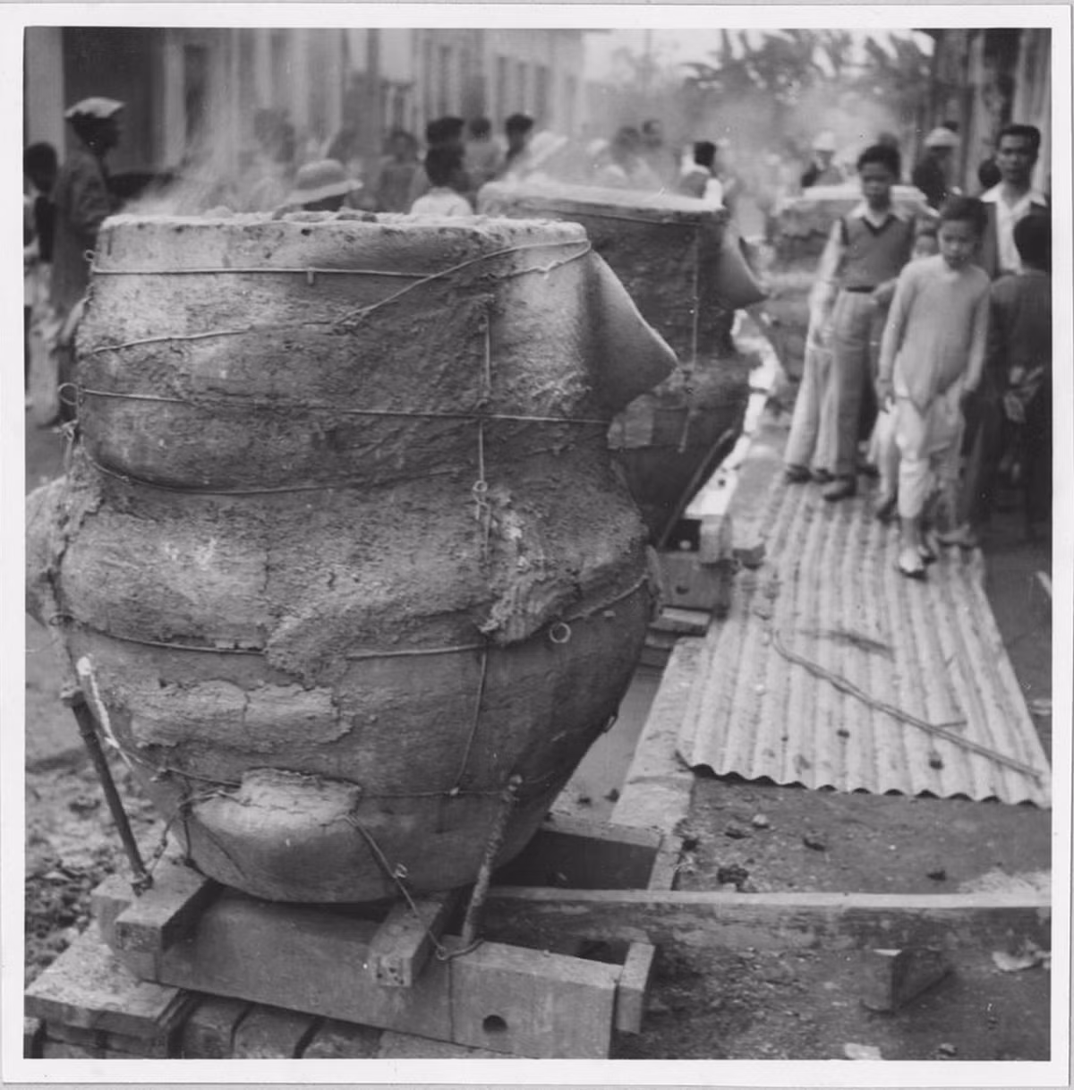 Lò nấu đồng được dùng trong quá trình đúc tượng Phật Ngũ Xã. Có 10 chiếc lò như vậy đã được dùng để nấu trên 10 tấn đồng của bức tượng. Các nghệ nhân Nguyễn Văn Hiếu vẽ kiểu tượng và Nguyễn Văn Tùy là thợ cả phường đúc trông coi công việc.