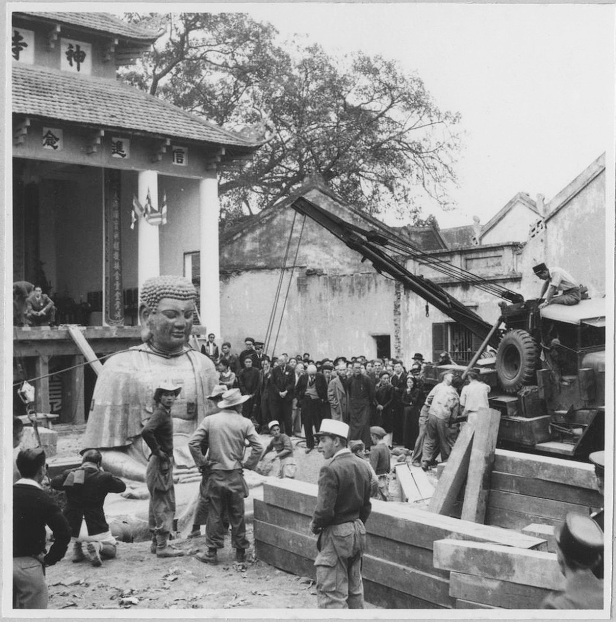 Kỹ sư quân sự Pháp di dời tượng vào khu vực điện thờ.