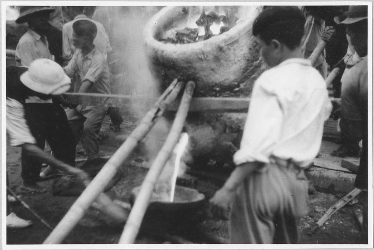 Dòng đồng nóng đỏ chảy vào chậu.