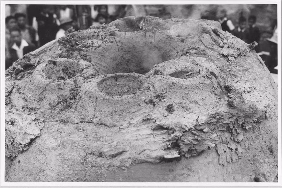 Những chiếc lỗ dùng để rót đồng trên đỉnh khuôn bốc khói nghi ngút. Khi đồng nguội, khuôn tượng sẽ được dỡ bỏ.