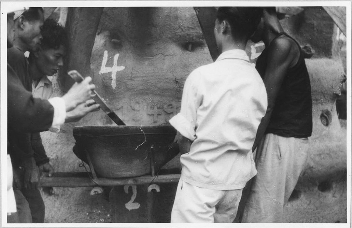 Các nghệ nhân thao tác một cách thận trọng và tỉ mỉ.