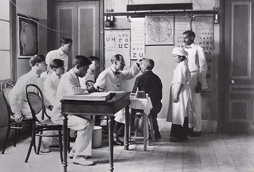 Giờ học lâm sàng ở Viện Mắt Hà Nội, giai đoạn 1921-1935.