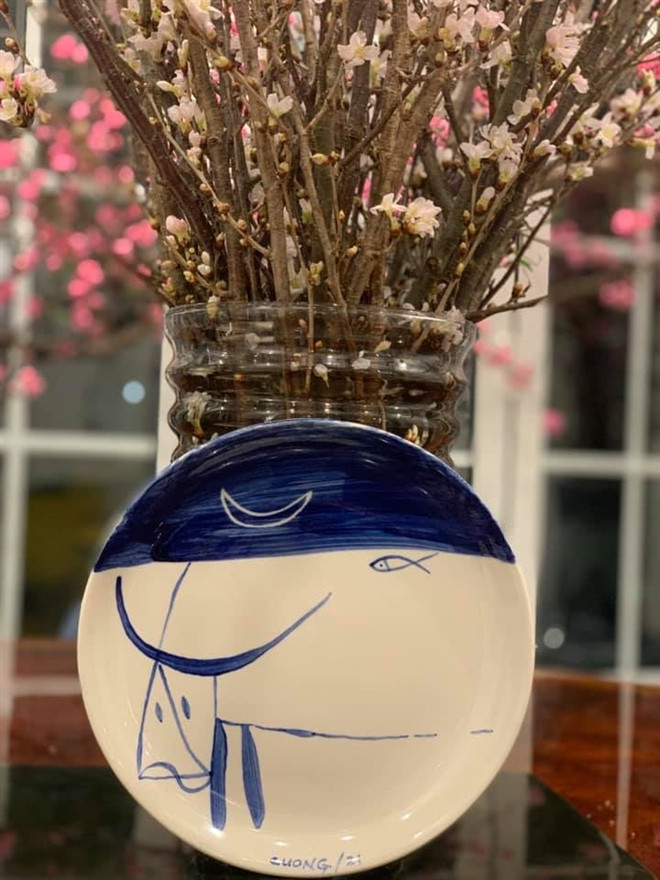 Đạo diễn tài năng đất Hà Thành khoe, Tết năm nào anh cũng được hoạ sỹ Lê Thiết Cương tặng quà. Trong ảnh là đĩa gốm hình con trâu do Lê Thiết Cương vẽ Tết năm nay.